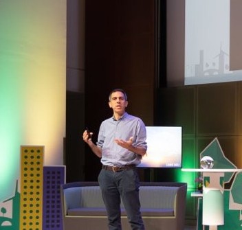 Tiago Teles presenting